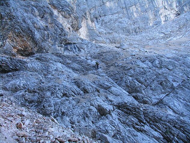 Am Fuße des Klettersteigs auf dem Weg zu einem Felsband zur Croda Marcora