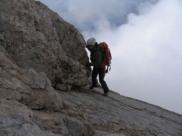 Umgehen eines Felsblocks im Gipfelbereich